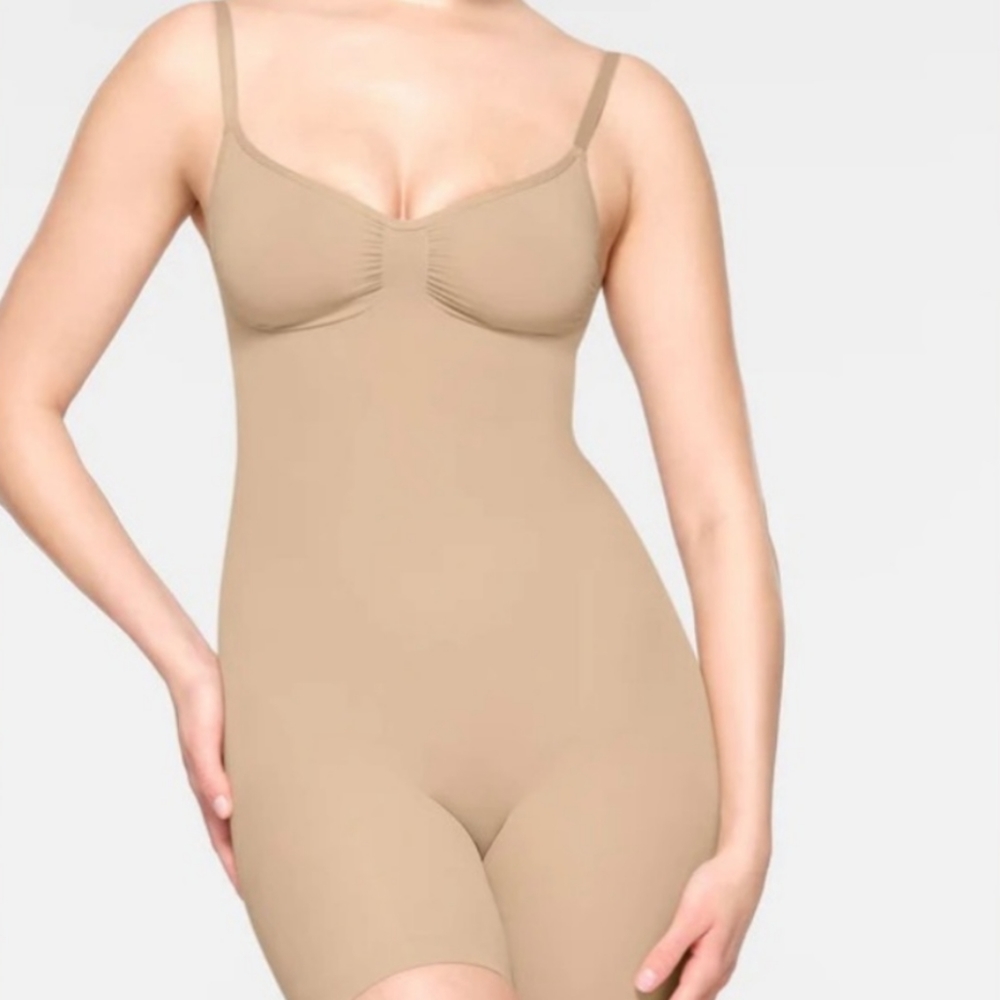 COPY - SKIMS Sculpting Bodysuit Mid Thigh With Open Gusset